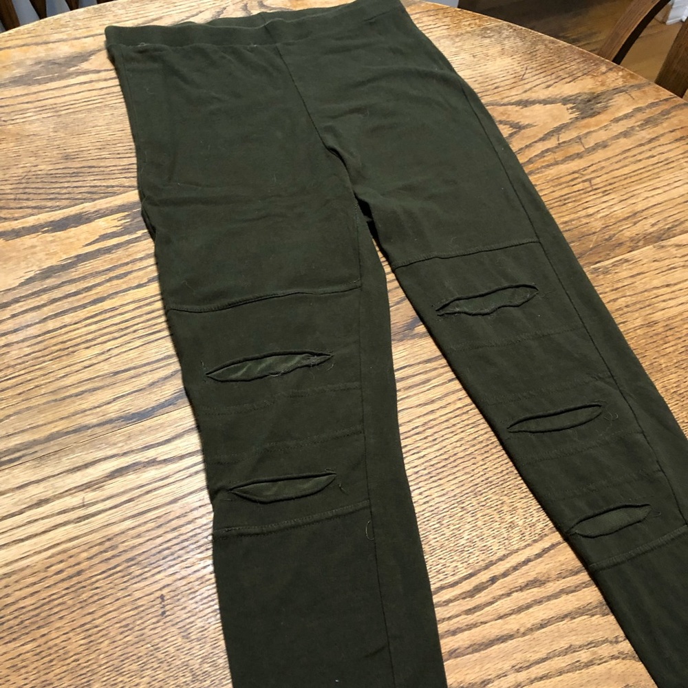 (3/$25) 💚💚 Army/Khaki Green Leggings With Unique Faux Rips
